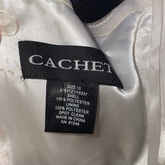 Long cachet formal dress - Picture 2 of 4